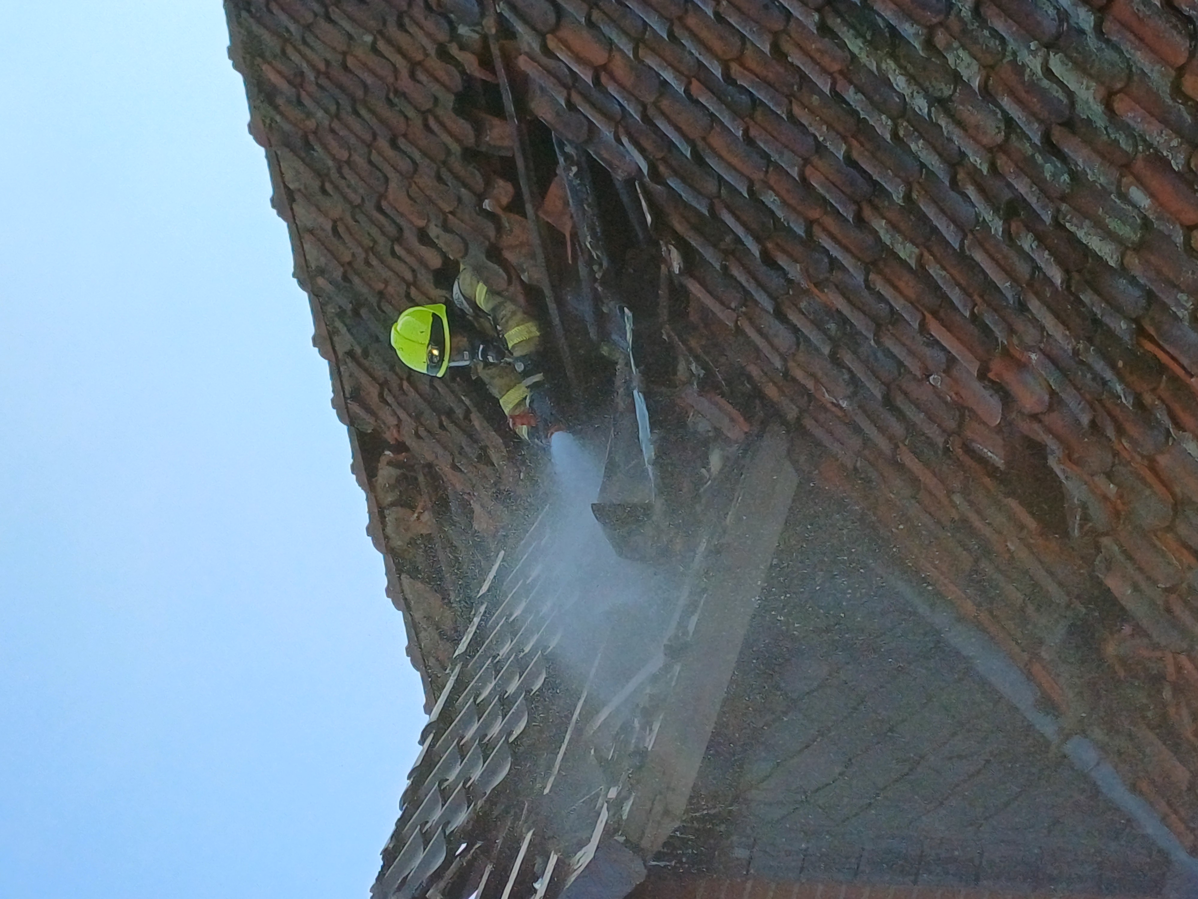 Einsatz%202025-12-14%20Dachstuhlbrand%20Bahnhofstra%C3%9Fe%20%284%29